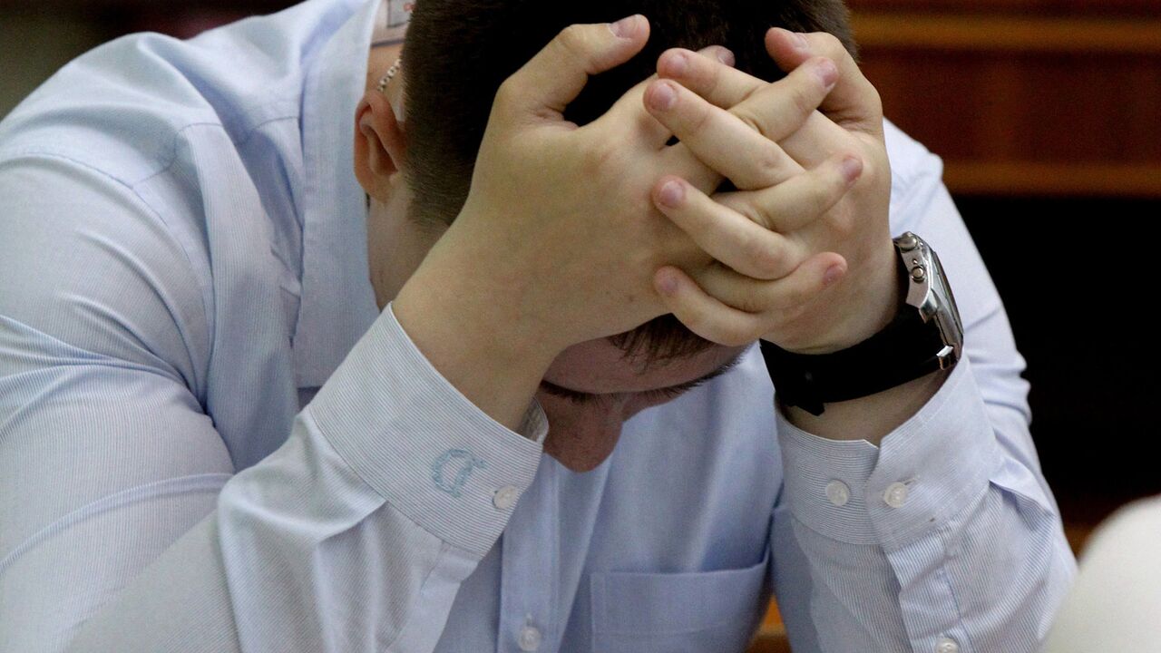 Жаттықтырушы кеуделі қыздарды трахает