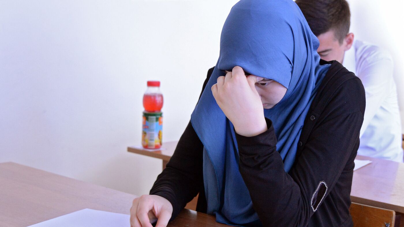 Мүйізді қара адам порно видеода Софи Ди трахает.