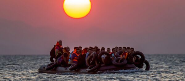 Архивное фото лодки с мигрантами Архивное фото лодки с мигрантами - Sputnik Казахстан