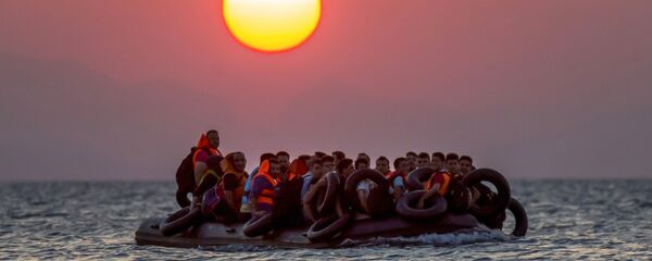 Архивное фото лодки с мигрантами Архивное фото лодки с мигрантами - Sputnik Казахстан