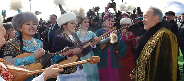 Нурсултан Назарбаев на праздновании Наурыза - Sputnik Казахстан