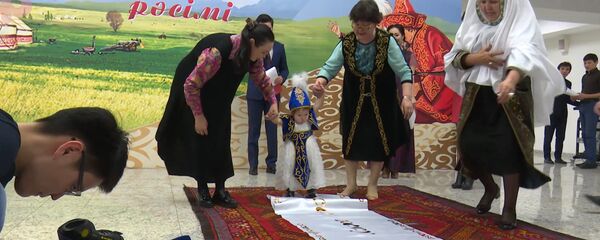 Қара жолақтары бар қызыл тізедегі порно