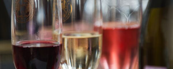 Архивное фото вина в бокалах Архивное фото вина в бокалах - Sputnik Казахстан