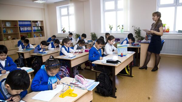 Архивное фото школьников во время урока - Sputnik Казахстан