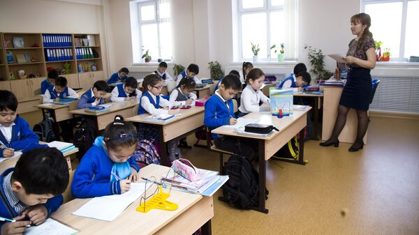Сыныпта отырған оқушылар, архивтегі сурет - Sputnik Қазақстан