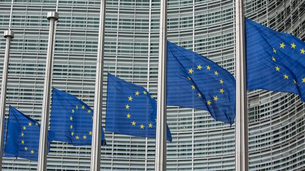 Флаги возле штаб-квартиры Европейской комиссии в Брюсселе - Sputnik Казахстан