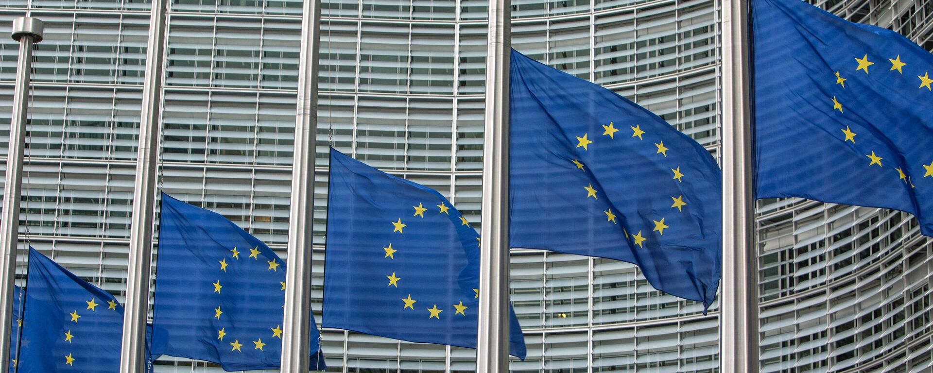 Флаги возле штаб-квартиры Европейской комиссии в Брюсселе - Sputnik Казахстан, 1920, 22.02.2024