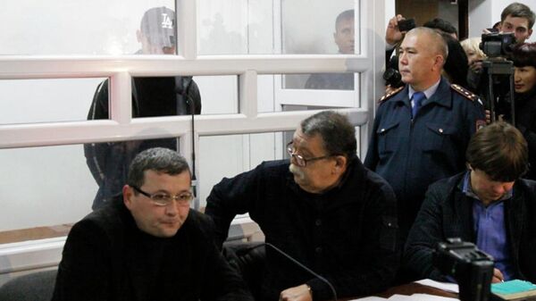 Челах на суде с адвокатами, Серик Сарсенов - в центре. Архивное фото - рекадр - Sputnik Казахстан