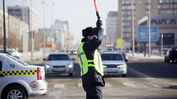 Полицейский на улицах Астаны, архивное фото - Sputnik Казахстан