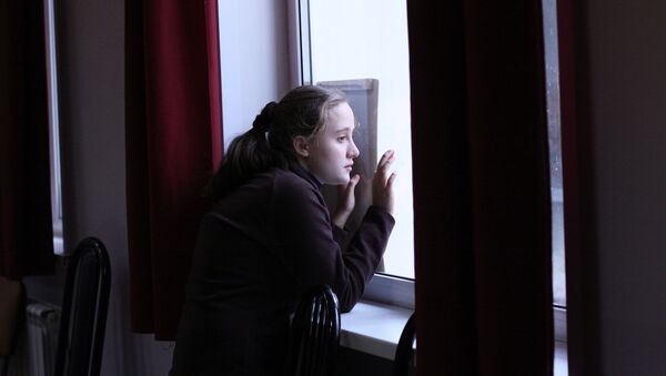 Ученица центра социальной реабилитации Турмалин смотрит в окно во время перерыва между занятиями. - Sputnik Казахстан