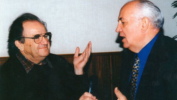 Моисей Гольдберг во время интервью с Михаилом Горбачевым - Sputnik Казахстан