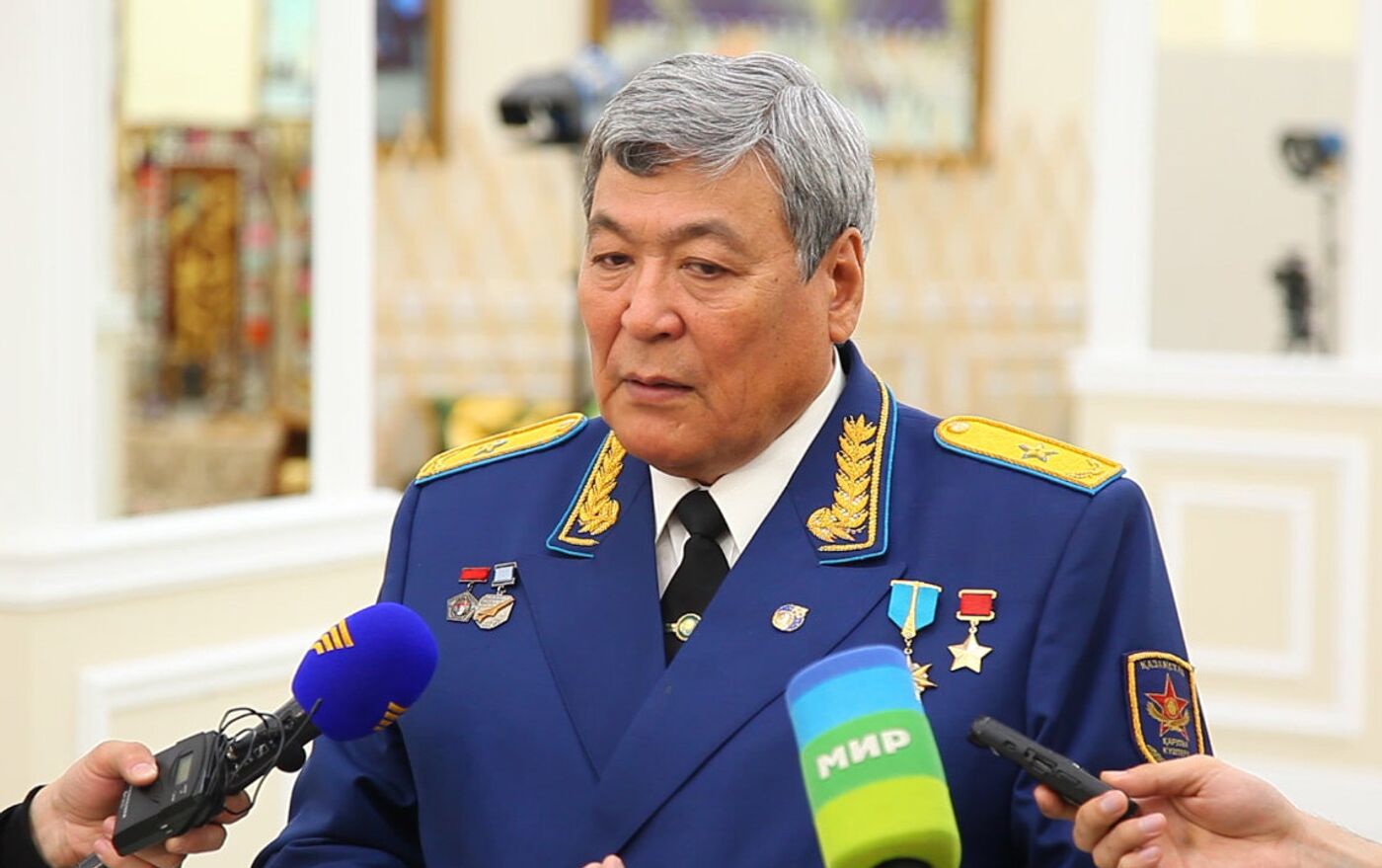 Воровайки тобының әншілері қынаптарын көрсетеді.