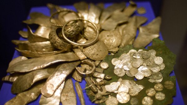 Архивное фото клада с золотыми монетами - Sputnik Казахстан