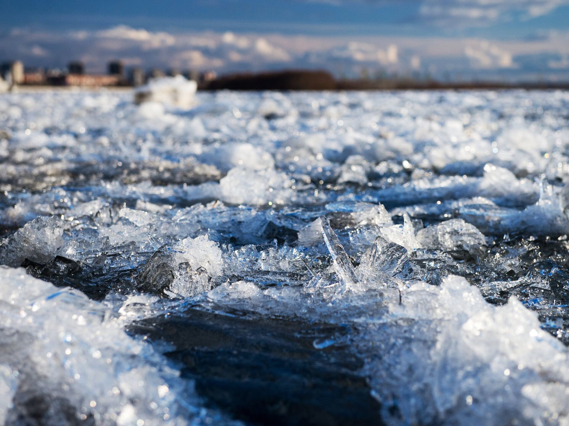 Ледоход лед идет 2 класс русский. Шуга лед. Лед на реке. Льдины на реке. Ледоход на реке.