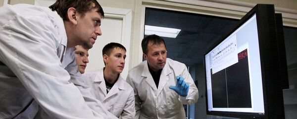 Архивное фото ученых в лабораториии Архивное фото ученых в лабораториии - Sputnik Қазақстан