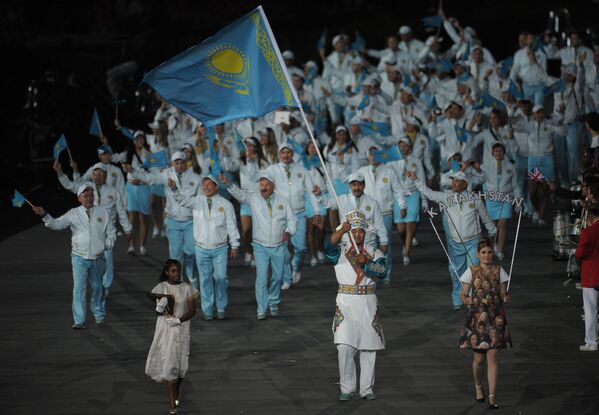 Борец Нурмахан Тыналиев несет флаг Казахстана на открытии ОИ-2012 - Sputnik Казахстан