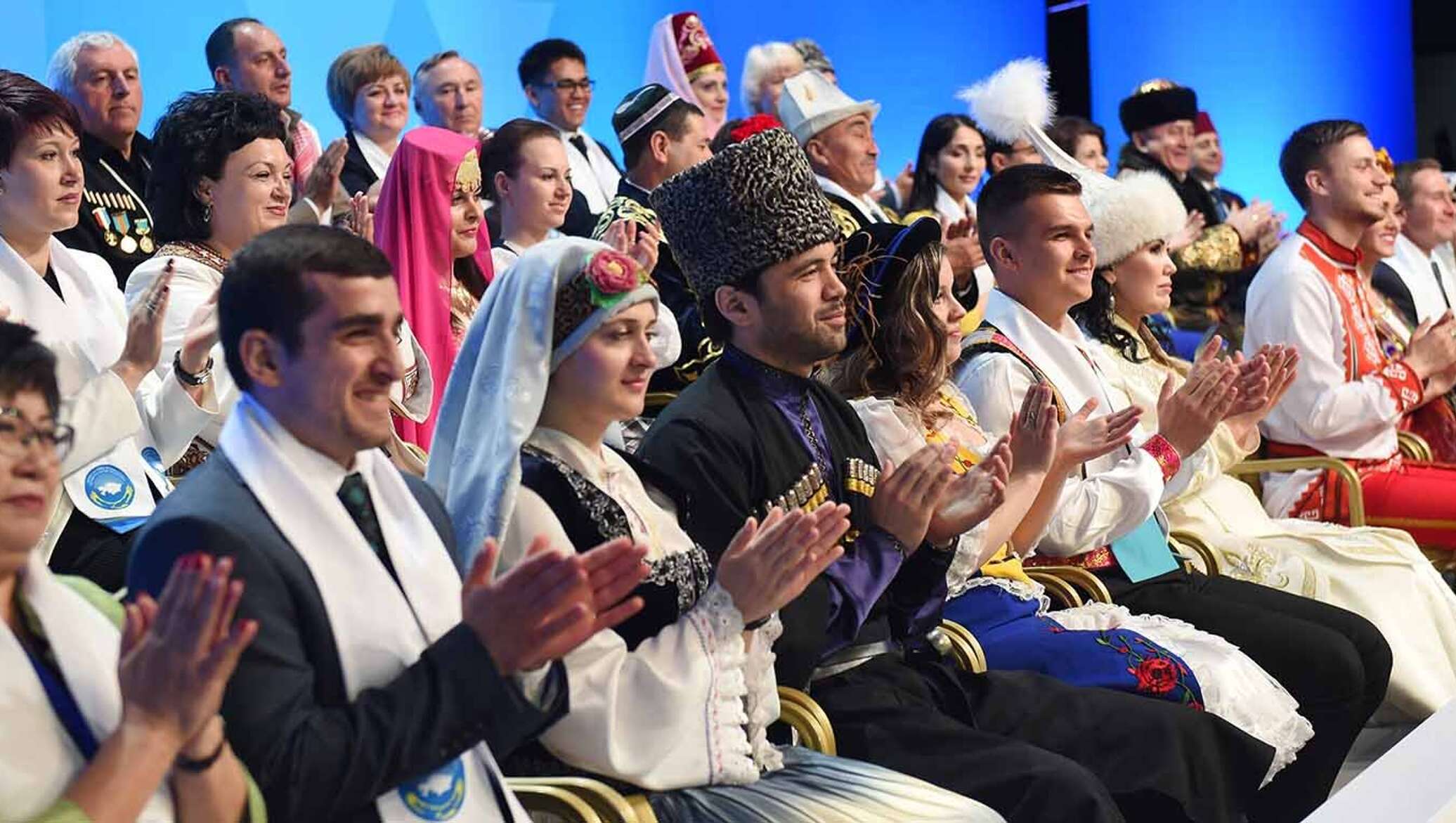 Народ республики казахстан. Ассамблея народа Казахстана. Ассамблея народов Бишкек здание. Ассамблея это. Казахстан этнос.