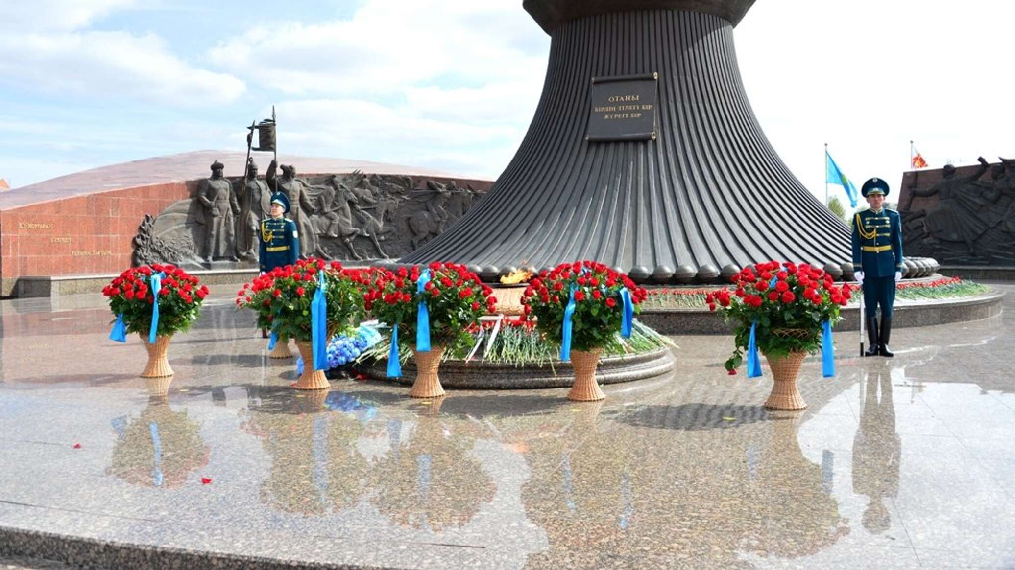 Жеңіс күні. Монумент защитникам Отечества (Астана). Вечный огонь в Астане. Памятник 9 мая. Монумент Отан в Астане.