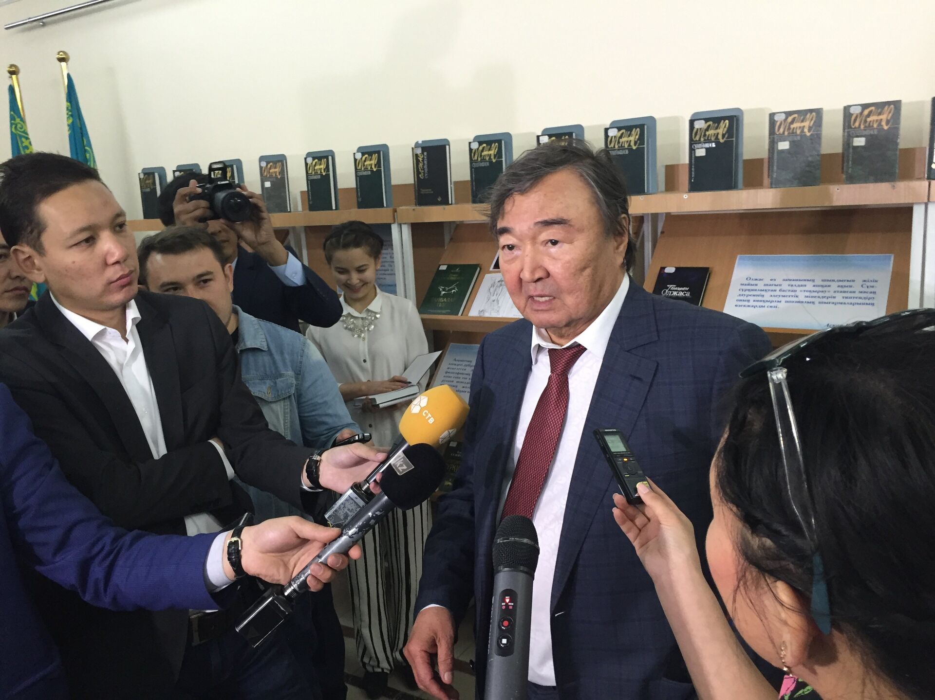 Олжас Сулейменов, архивное фото - Sputnik Казахстан, 1920, 17.05.2025