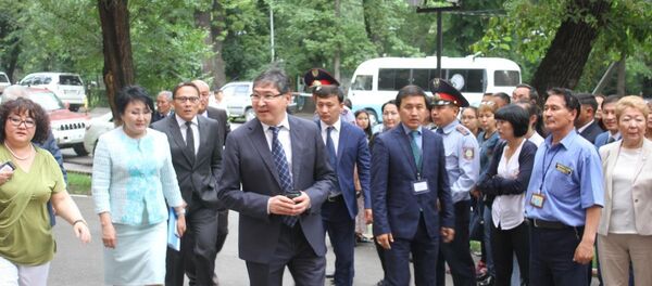 Білім және ғылым министрі Ерлан Сағадиев ҰБТ-да, архивтегі сурет Білім және ғылым министрі Ерлан Сағадиев ҰБТ-да, архивтегі сурет - Sputnik Қазақстан