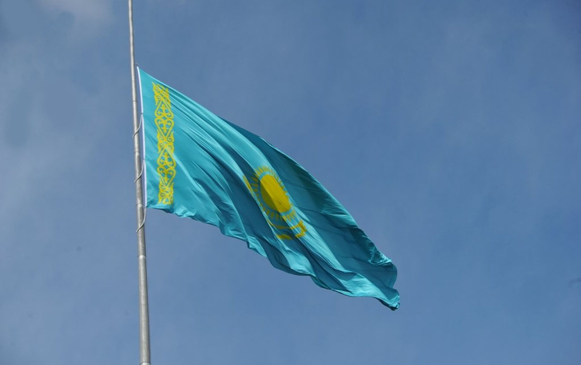 Приспущенный флаг Республики Казахстан