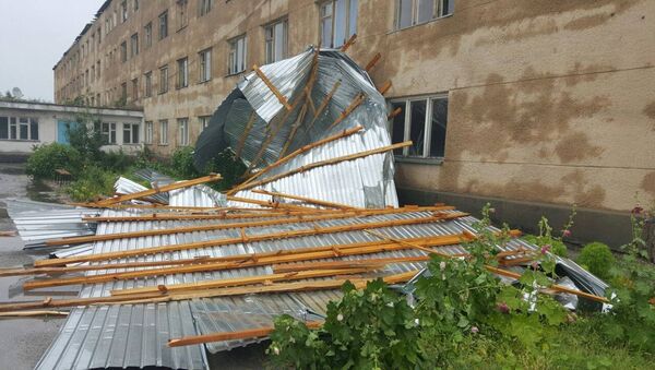 Сильный ветер снес крышу здания в ЮКО  - Sputnik Казахстан