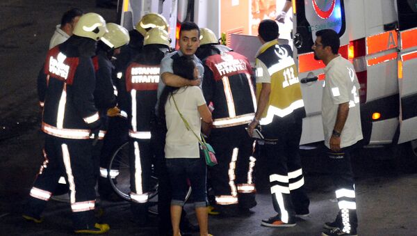 Архивное фото турецких медиков, оказывающих помощь пострадавшим при теракте в аэропорту в Стамбуле - Sputnik Казахстан