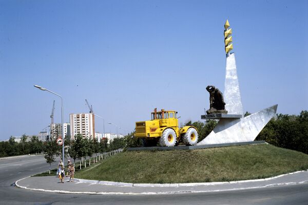 Обелиск в честь первопоселенцев в городе Целинограде - Sputnik Казахстан