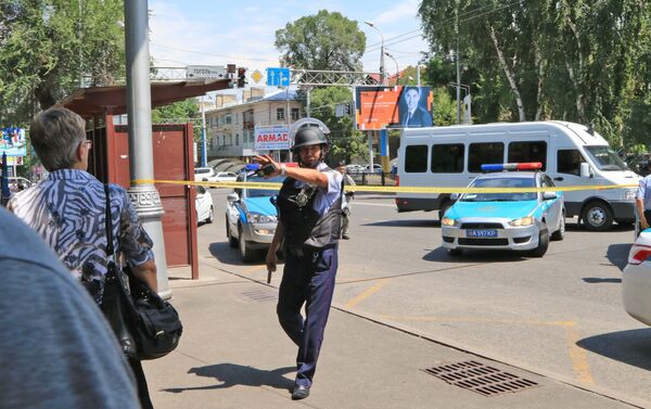 Полицейские на месте перестрелки в Алматы в районе пересечения улиц Гоголя и Аблайхана, 18 июля 2016 года, архивное фото - Sputnik Казахстан