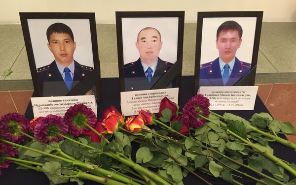 Траурное мероприятие в память о погибших при теракте в Алматы полицейских - Sputnik Казахстан