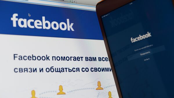 Снимок экрана, на котором изображен логотип и страница социальной сети Facebook - Sputnik Казахстан