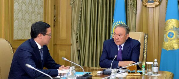 Данияр Ақышев пен Нұрсұлтан Назарбаев Данияр Ақышев пен Нұрсұлтан Назарбаев - Sputnik Қазақстан