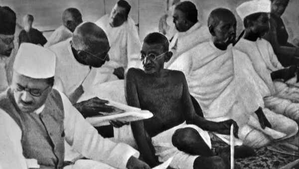 Махатма Ганди среди членов Национального конгресса в Бомбее, 1934 год. Архив РИА Новости - Sputnik Казахстан