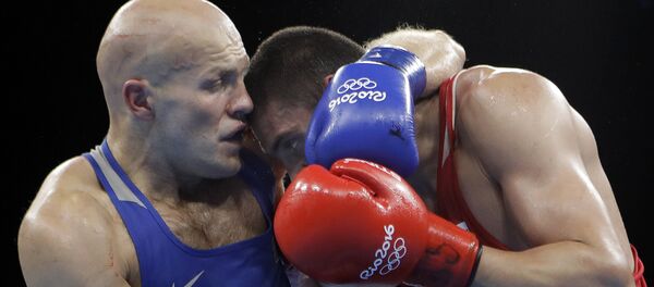 Казахстанский боксер Василий Левит (слева) и российский боксер Евгений Тищенко (справа) - Sputnik Казахстан