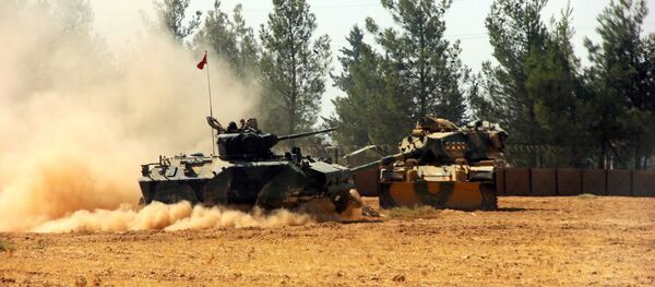 Турецкие танки и бронетранспортер размещены вблизи турецко-сирийской границы. Турецкие танки и бронетранспортер размещены вблизи турецко-сирийской границы. - Sputnik Казахстан