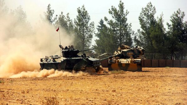 Турецкие танки и бронетранспортер размещены вблизи турецко-сирийской границы. - Sputnik Казахстан