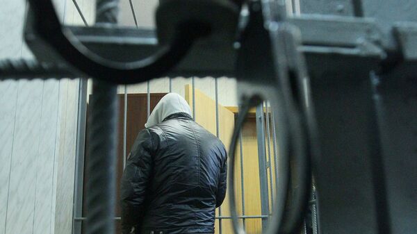 Архивное фото человека в клетке для подсудимых - Sputnik Казахстан