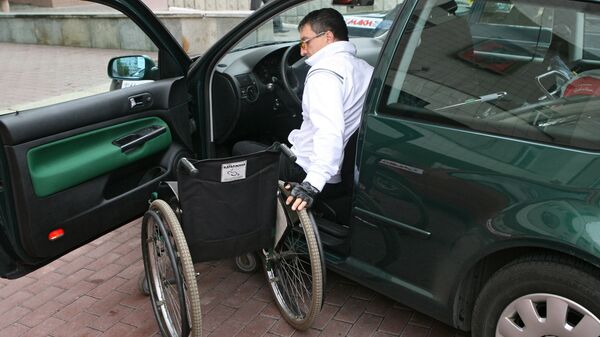 Мужчина с инвалидностью на автомобиле, архивное фото  - Sputnik Казахстан
