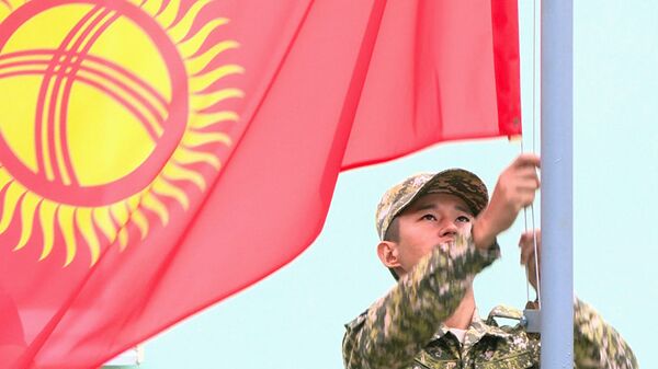 Спуск флага Киргизии. Архивное фото  - Sputnik Қазақстан