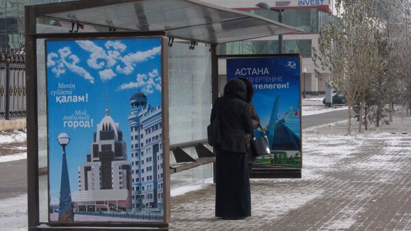 Архивное фото девушки на автобусной остановке в столице - Sputnik Қазақстан