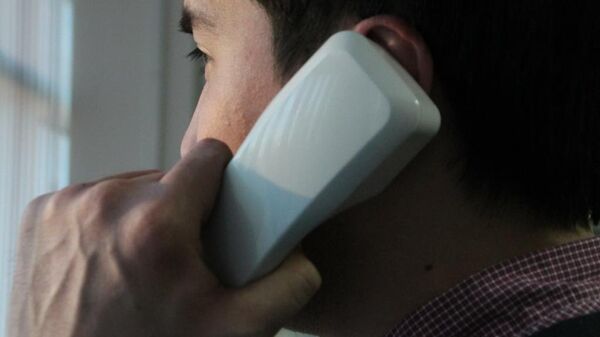 Мужчина говорит по телефону, архивное фото - Sputnik Казахстан
