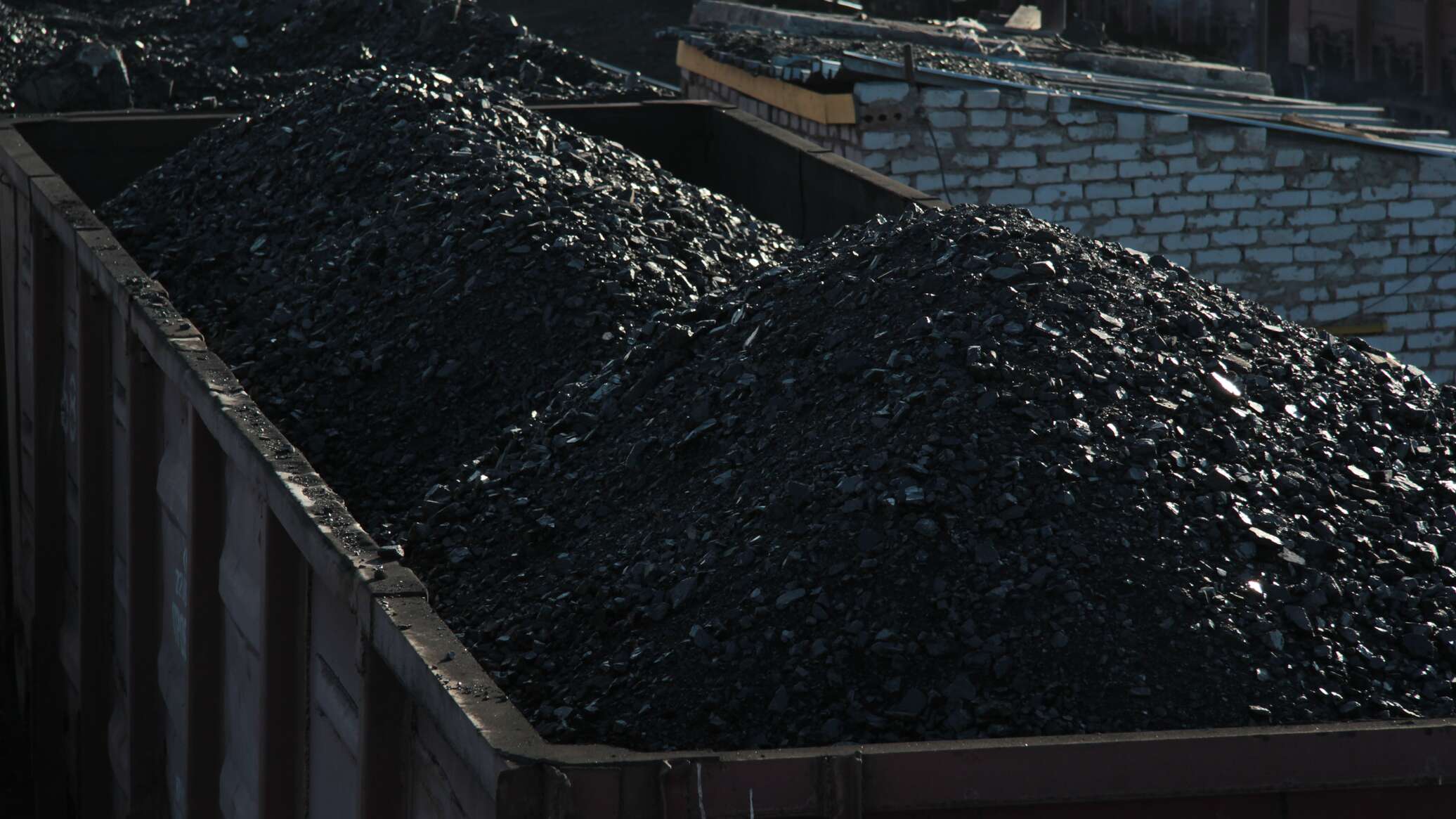Каменный уголь возобновляемый. Угольный концентрат. Каменный уголь. Куча угля. Поставки угля.