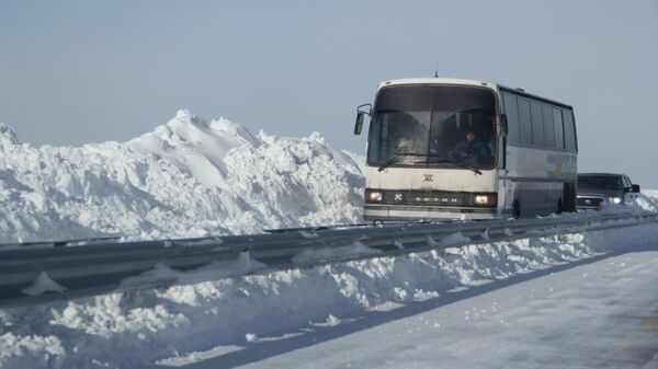 Архивное фото автобуса на заснеженной трассе - Sputnik Казахстан