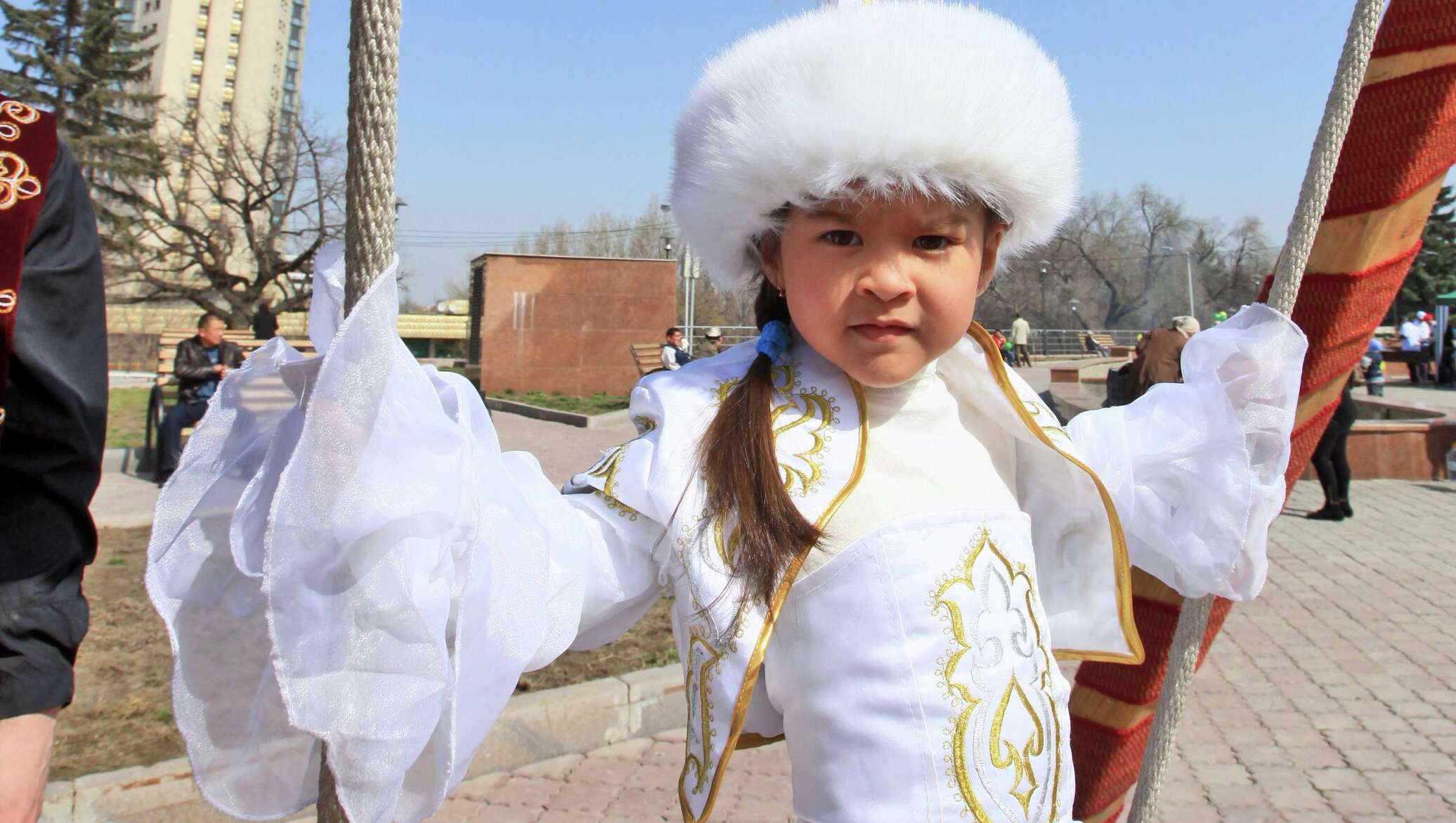 Русско казахские дети. Казахский детский костюм. Казахская Национальная одежда для детей. Казахские национальные костюмы для детей. Дети казахи в национальных костюмах.