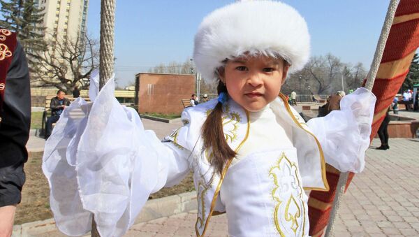 Девочка в казахском национальном костюме, архивное фото - Sputnik Казахстан