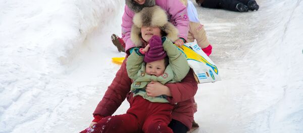 Архивное фото детей на горке - Sputnik Казахстан