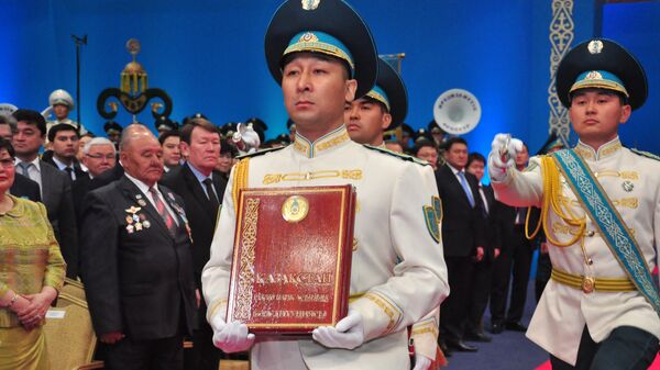 Конституция Казахстана на инаугурации Нурсултана Назарбаева, архивное фото - Sputnik Казахстан