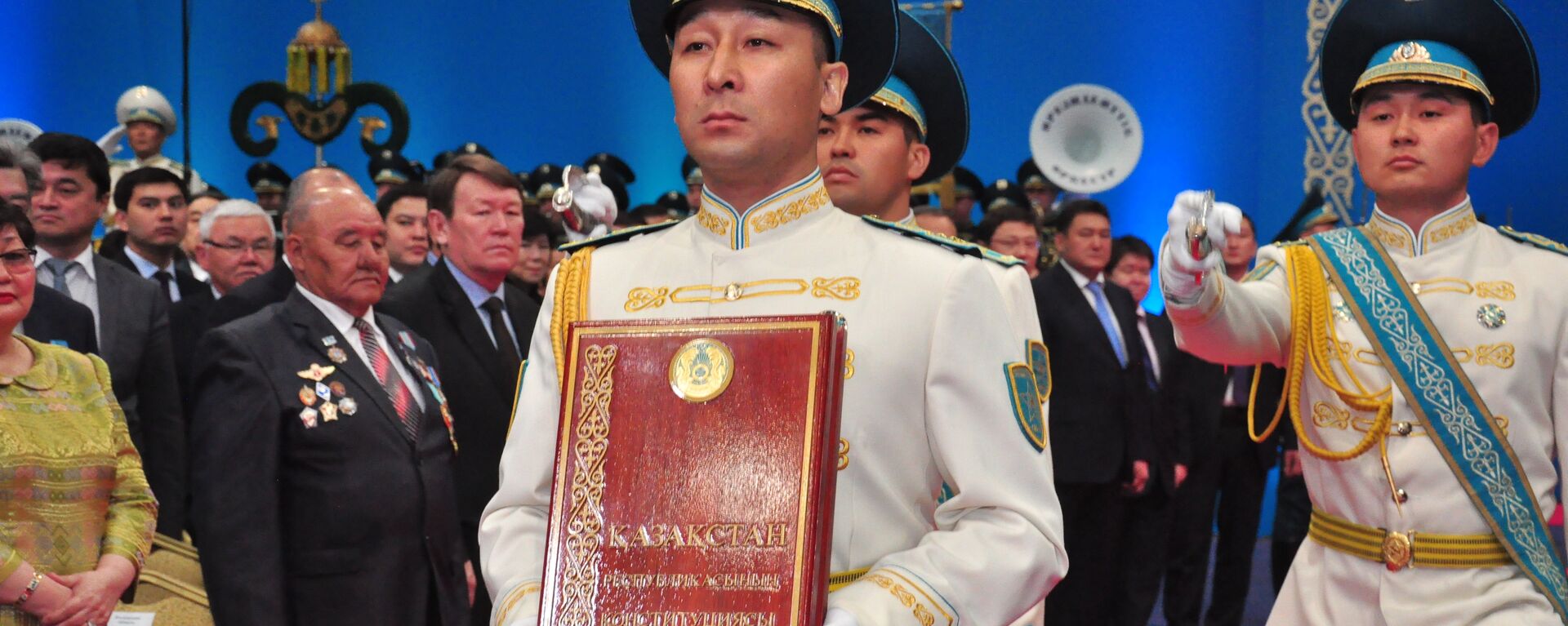 Конституция Казахстана на инаугурации Нурсултана Назарбаева, архивное фото - Sputnik Казахстан, 1920, 04.05.2022