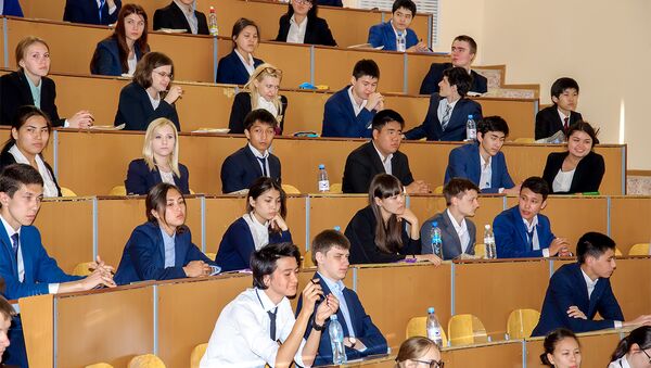 Архивное фото выпускников во время проведения Единого национального тестирования - Sputnik Казахстан