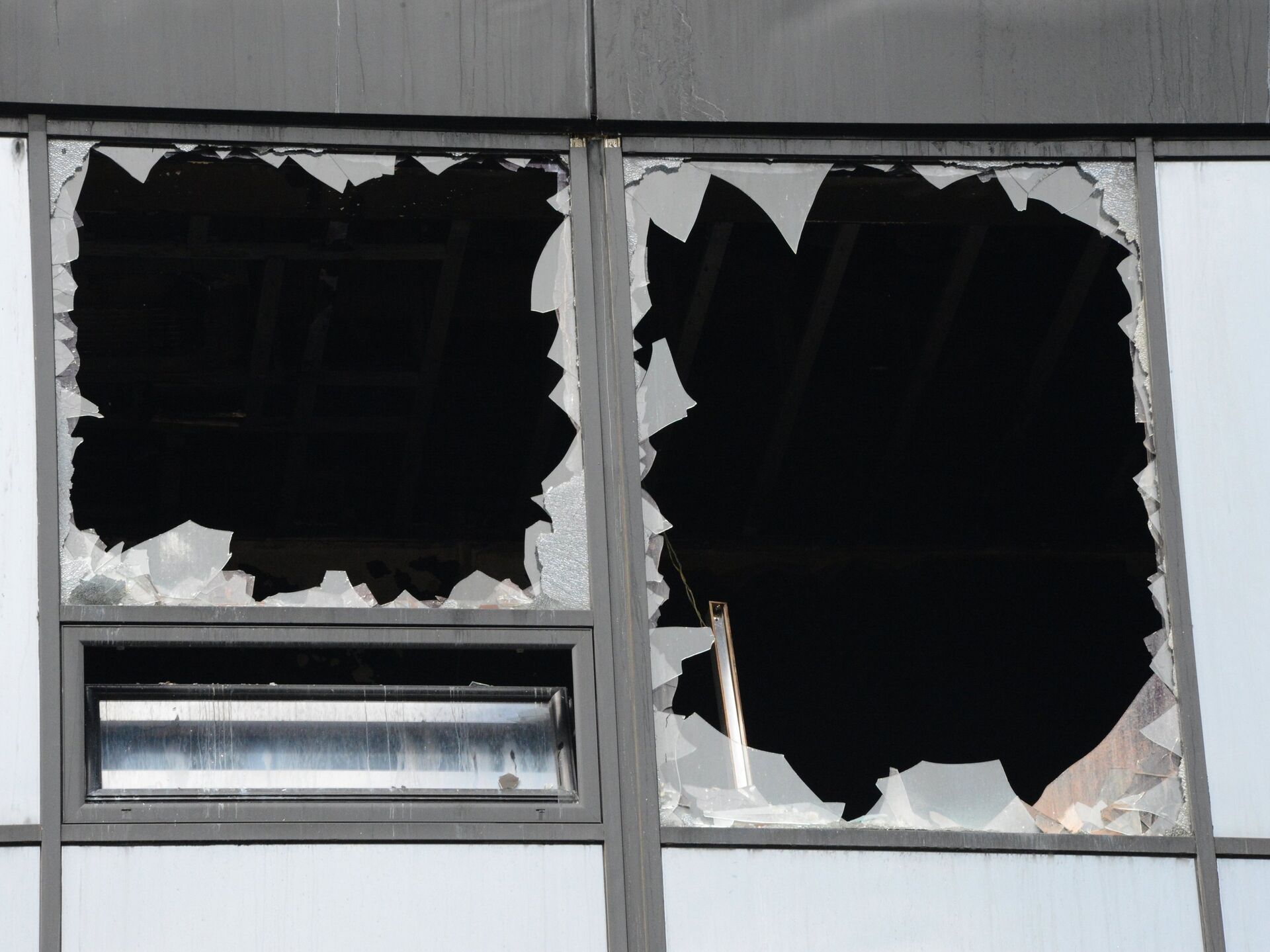 Разбить стекло дома. Разбитое окно. Разбитые окна. Разбитое стекло в окне. Выбитое окно.
